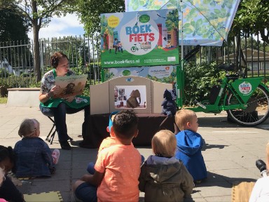 De boekfiets in natuurspeeltuin de boomhut